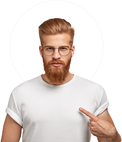 Modelo com camiseta branca, barba e cabelos ruivos e oculos